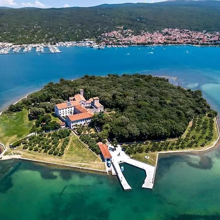 Holiday home In With Barbecue